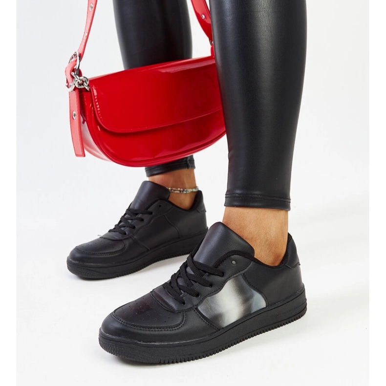 Schwarze Lederschuhe mit dekorativer Schnalle 1