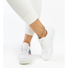 Weiße Lederschuhe mit dekorativer Schnalle 2