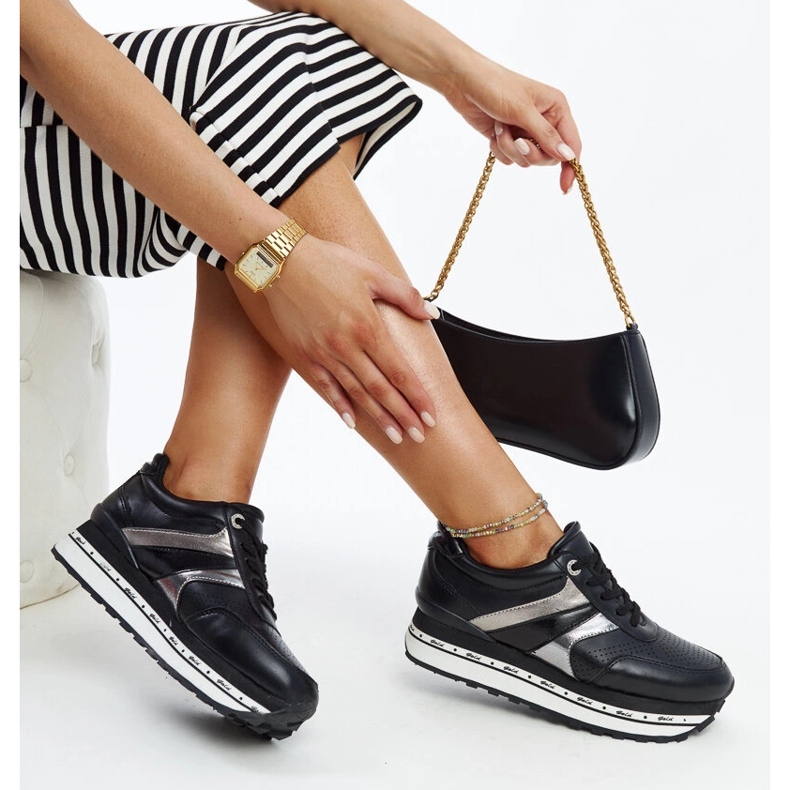 Schwarze Lederschuhe mit dekorativer Schnalle 1