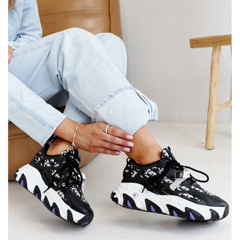 Schwarze Sneaker mit dicker Melsen-Sohle 1