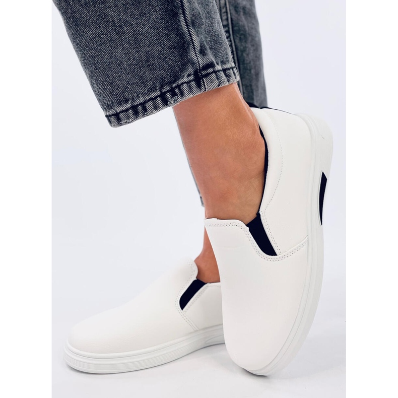 Weiße Slip-On-Sneaker von Alliot 2