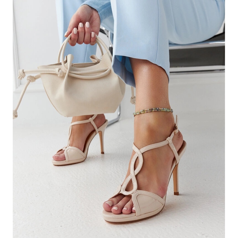 Beige Lack-Stiletto-Sandalen von Vappu 1