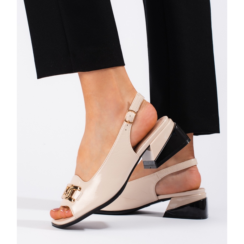 Goodin Beigefarbene Sandalen mit niedrigem Absatz aus Lackleder 2