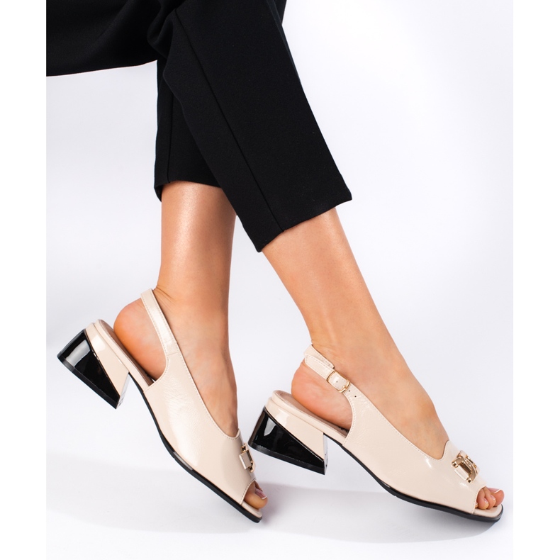Goodin Beigefarbene Sandalen mit niedrigem Absatz aus Lackleder 1