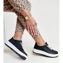 Schwarze Sneakers auf der Cvita-Plattform 1