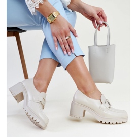 Beigefarbene Schuhe mit Ledereinsatz von Vinceza 1