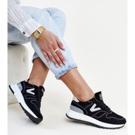 Schwarze Sneakers mit einer dickeren Olonio-Sohle aus Öko-Wildleder 1