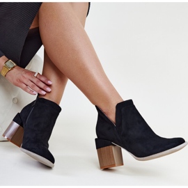 Schwarze isolierte asymmetrische Stiefel mit Vanja-Block 2