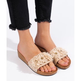 Damenpantoffeln aus beigem Wildleder mit Blumen 2