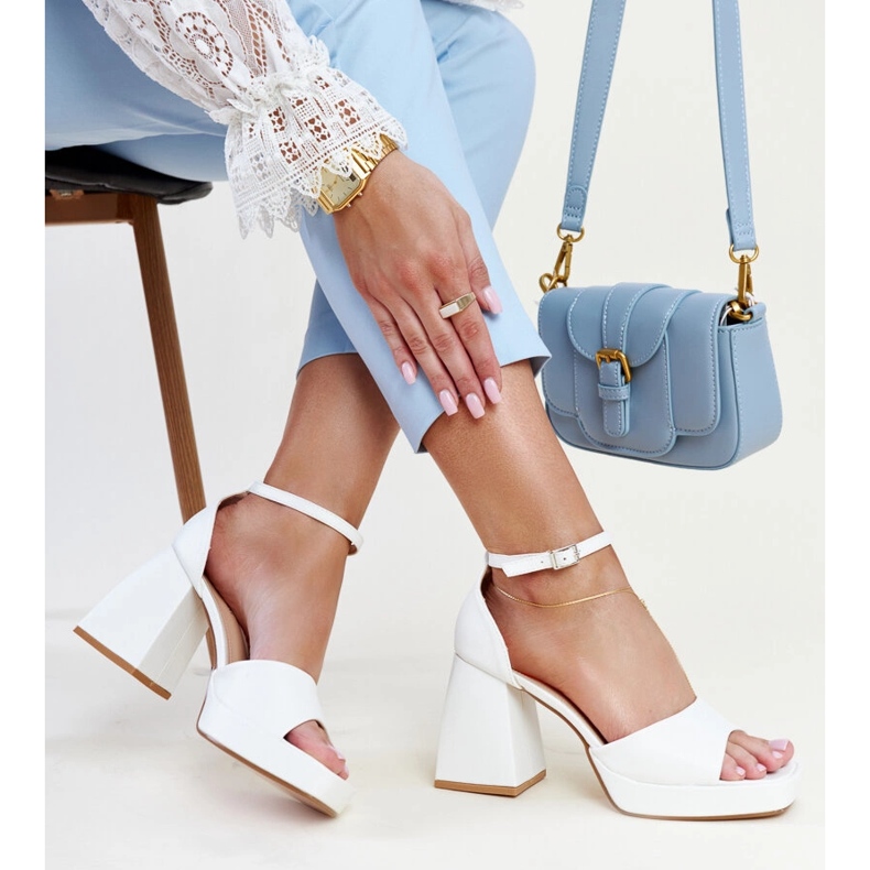 Weiße Sandaletten von Vesna 1