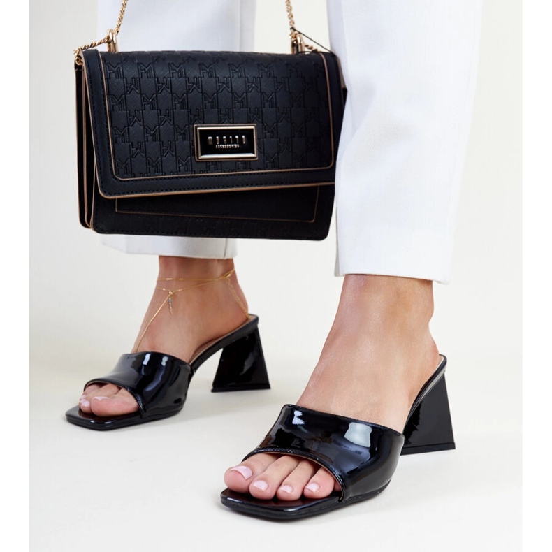 Schwarze Andela-Pantoletten aus Lackleder mit hohen Absätzen 1