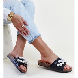 Schwarze Flip-Flops mit Korksohle und Zlatna-Perlen 1