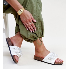 Weiße Flip-Flops mit Korksohle und Zlatna-Perlen 1