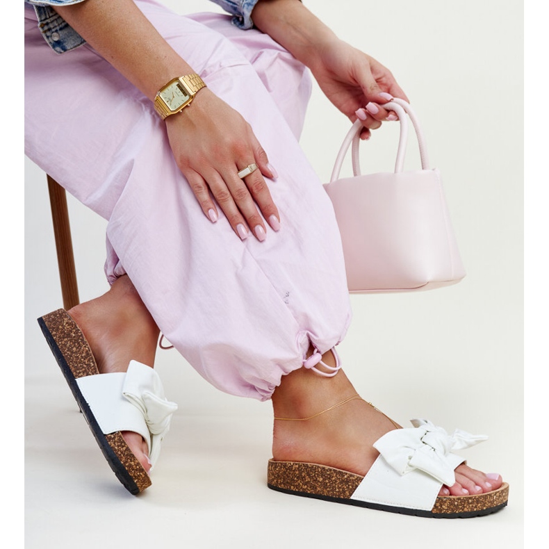 Weiße Flip-Flops mit Korksohle und Petresa-Schleife 1