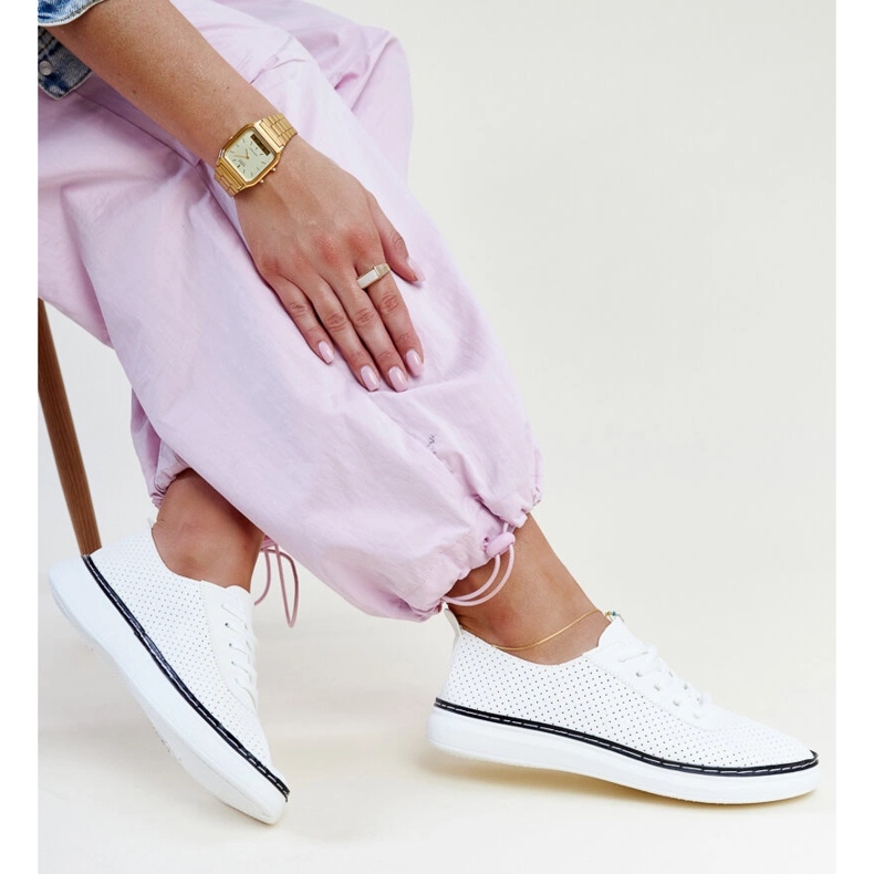 Weiße und schwarze, durchbrochene Biserka-Sneaker 1