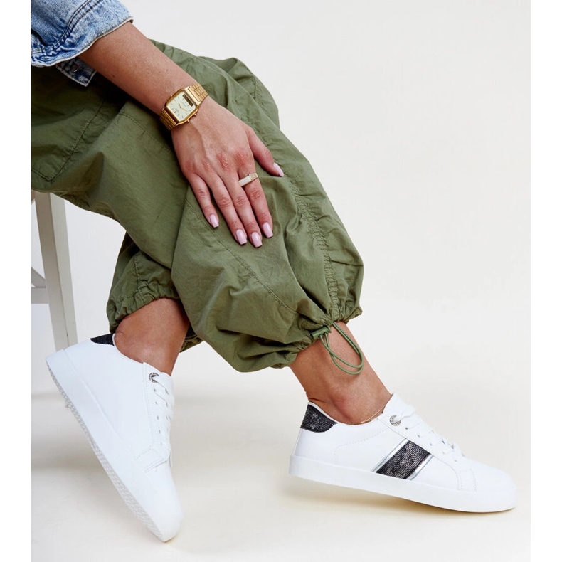 Weiß-schwarze Sneaker mit dekorativem Grada-Streifen 1