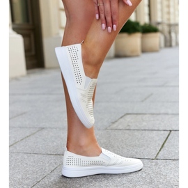 Beige durchbrochene Slip-On-Sneaker von Dafina 1