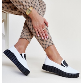 Weiße Schuhe mit massiver Teska-Sohle 1