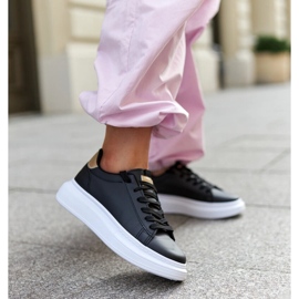 Schwarze Sneaker mit dicker Ivalu-Sohle 1