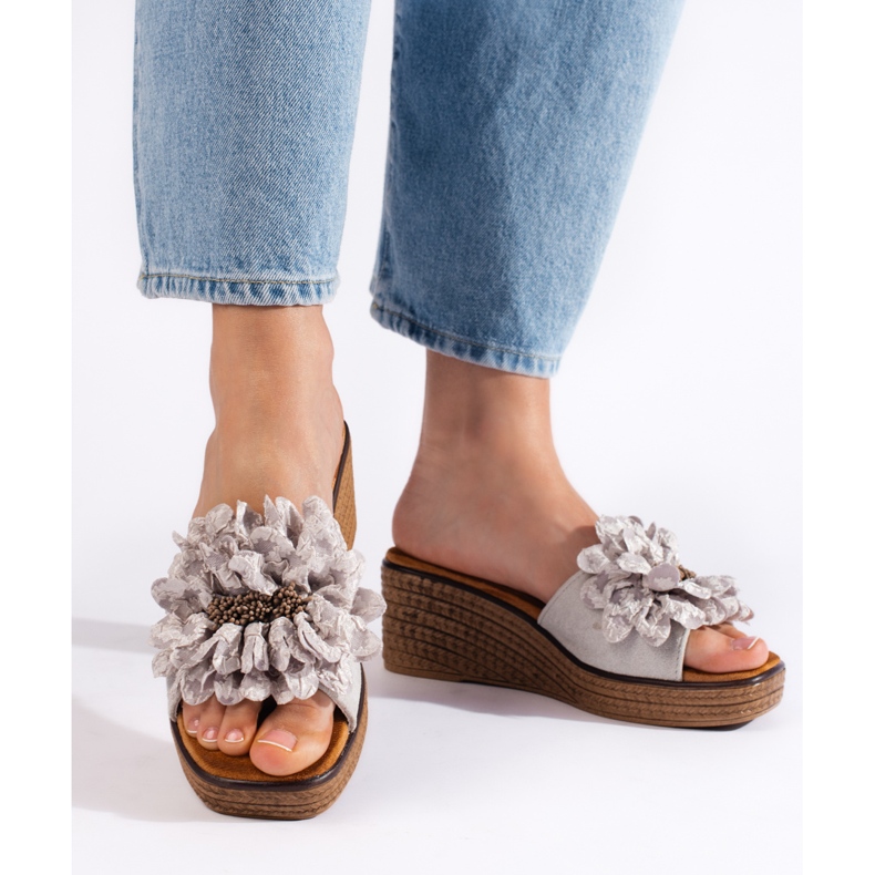 Graue Wildleder-Pantoletten mit Keilabsatz 2