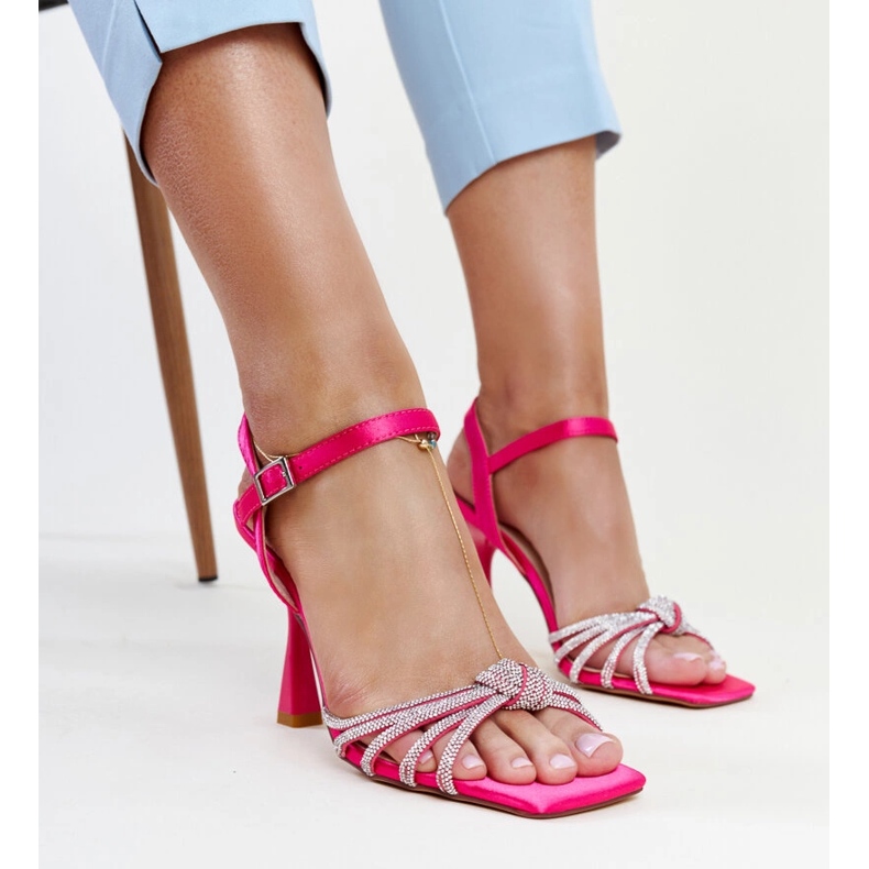 Dunkelrosa glänzende Sandaletten mit hohen Absätzen von Ankica 1