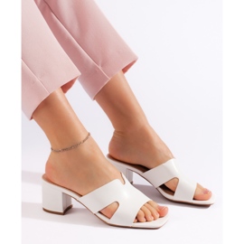 Weiße Damen-Flip-Flops mit hohen Absätzen 1