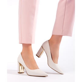 Weiße Damenpumps mit hohen Absätzen 1