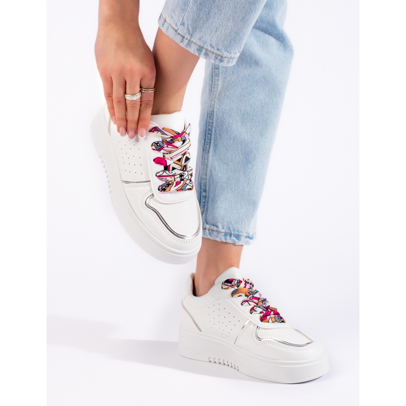 Weiße Damen-Sneaker mit Band gebunden 1