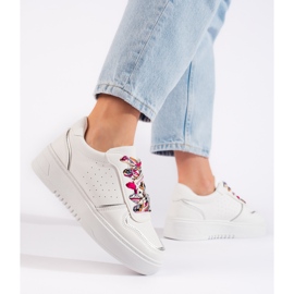 Weiße Damen-Sneaker mit Band gebunden 2