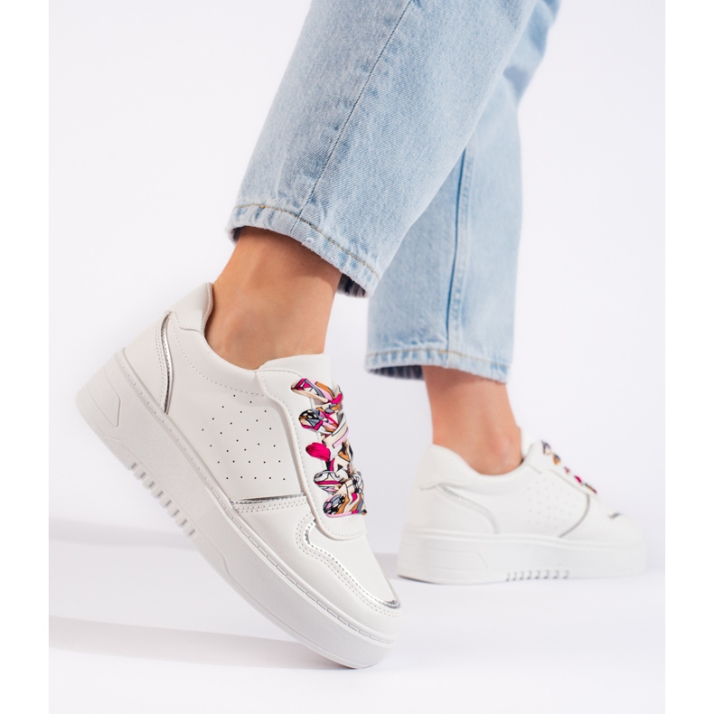 Weiße Damen-Sneaker mit Band gebunden 2