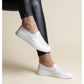 Weiße, durchbrochene Slip-On-Sneaker von Dafina 1