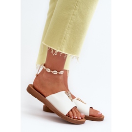 Damen-Flip-Flops mit flacher Sohle und Verzierung, Öko-Leder, weißes Makia 2