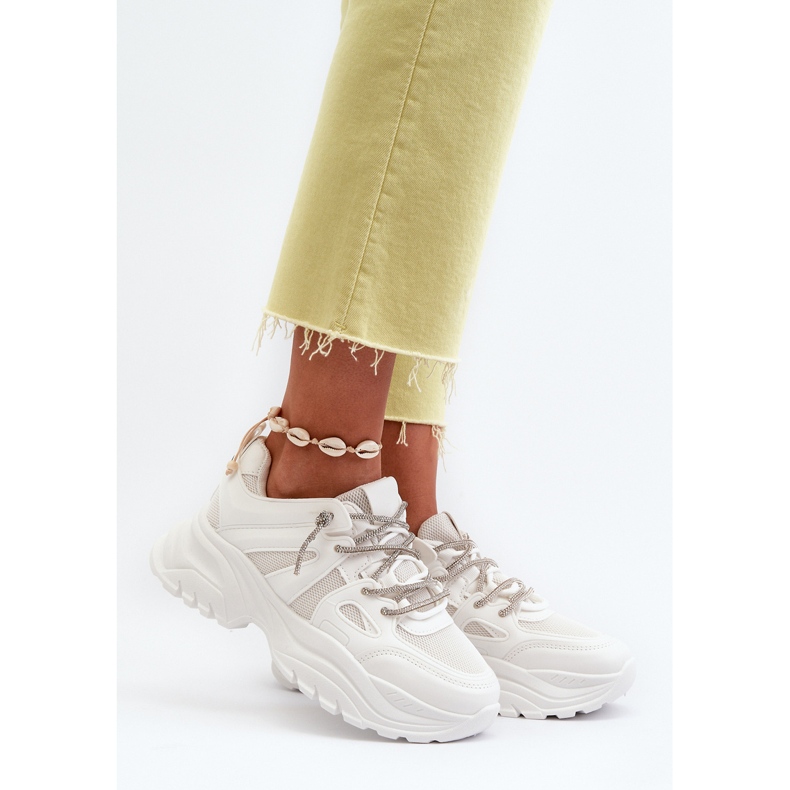 Damen-Sneaker auf massiver Sohle mit dekorativer Schnürung in Weiß von Relissa 2