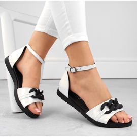 Flache Damensandalen mit Kette, weiß Vinceza 17320 2