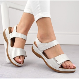 Bequeme silberne Damensandalen mit Klettverschluss, eVento 0146 1