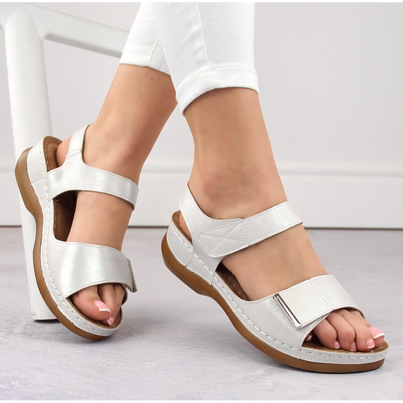 Bequeme silberne Damensandalen mit Klettverschluss, eVento 0146 1