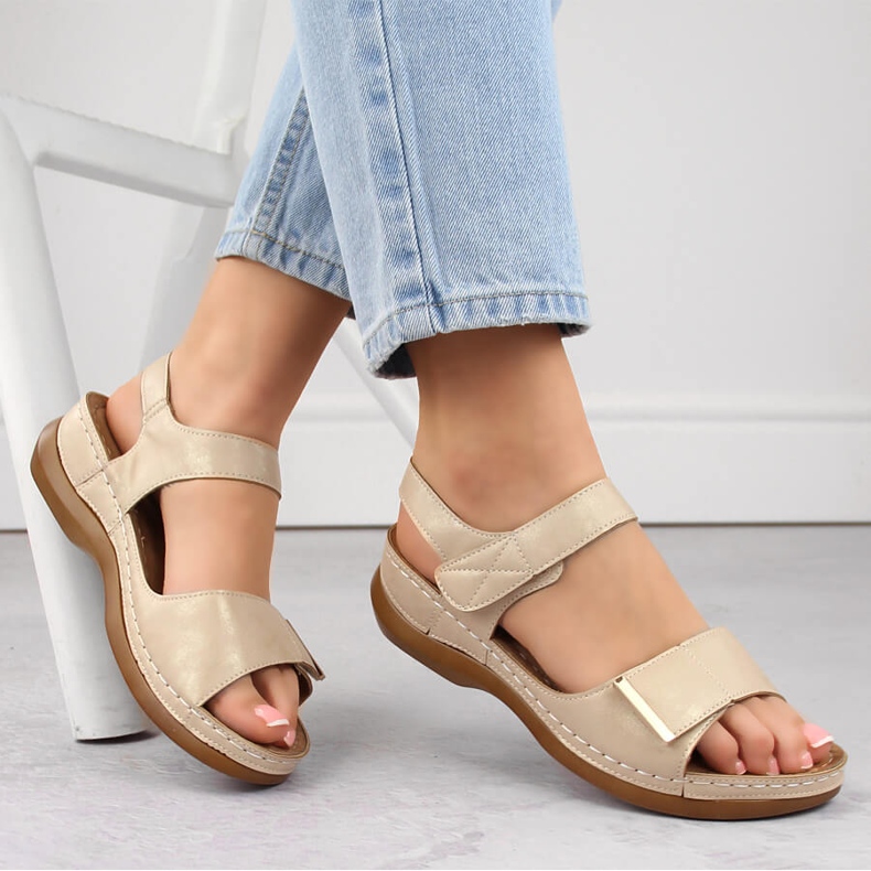 Bequeme Damensandalen mit Klettverschluss, beige eVento 0146 1