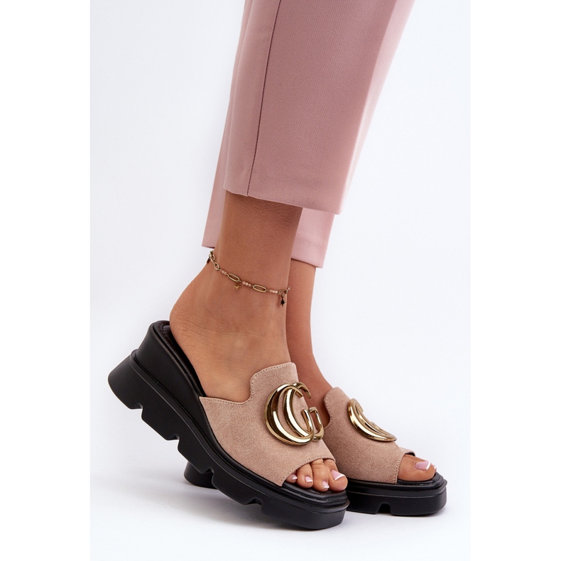 Vinceza Damen-Flip-Flops aus Öko-Wildleder mit Keilabsatz und Plateau mit Goldverzierung, Beige Iaria 2