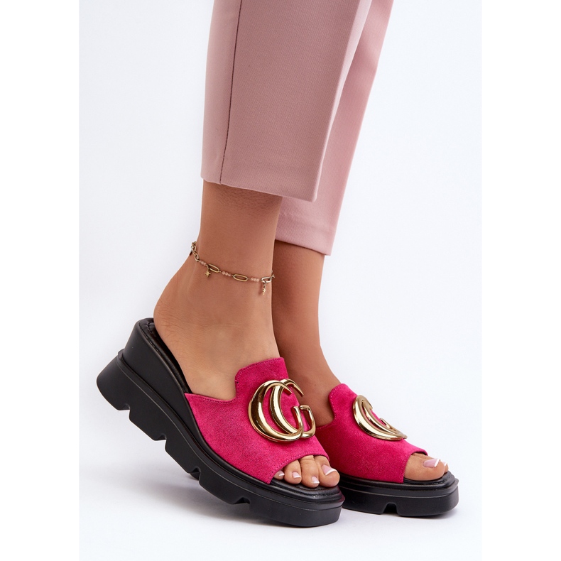 Vinceza Damen-Flip-Flops aus Öko-Wildleder auf Keilabsatz und Plateau mit Goldverzierung Fuchsia Iaria rosa 2
