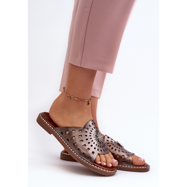 Glänzende Damen-Flip-Flops mit flachem Absatz und Kupferverzierung Ebirena braun 2