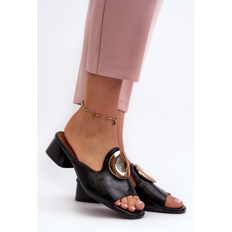 Elegante Damen-Flip-Flops mit niedrigem Absatz und Goldverzierung in Schwarz von Uzimila 2