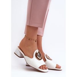 Elegante Lack-Damen-Flip-Flops mit niedrigem Absatz und Goldverzierung, weiße Uzimila 2