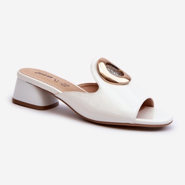 Elegante Lack-Damen-Flip-Flops mit niedrigem Absatz und Goldverzierung, weiße Uzimila 1