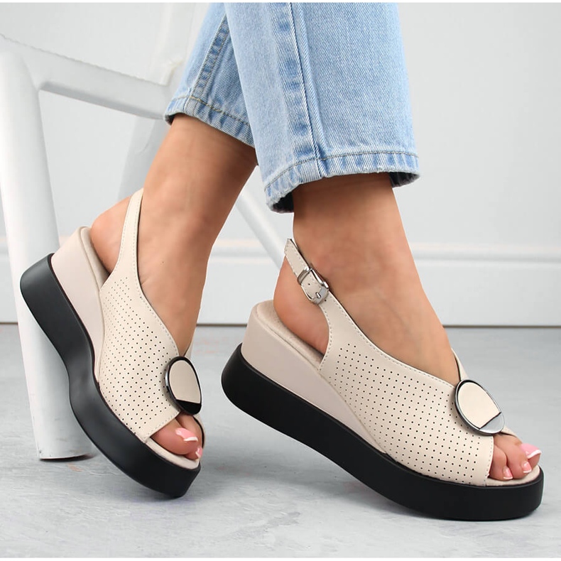 Durchbrochene Keilsandalen aus beigem Leder Filippo DS6074 1