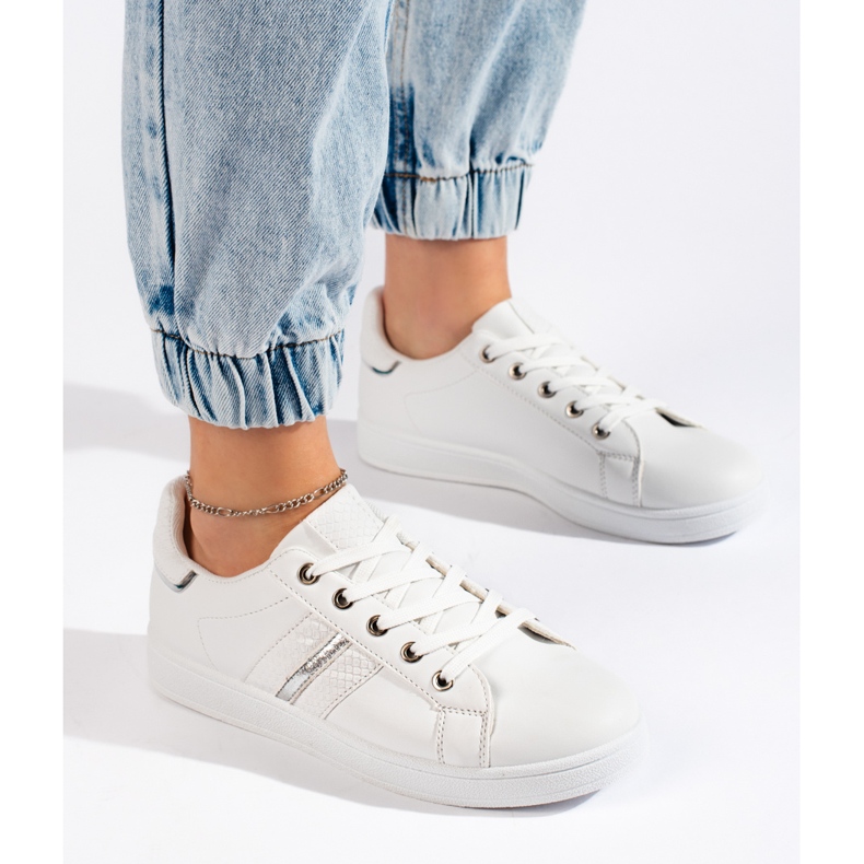 Weiße Sportschuhe zum Schnüren 2