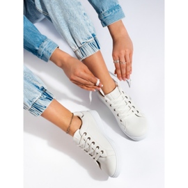 Weiße Sportschuhe zum Schnüren 1