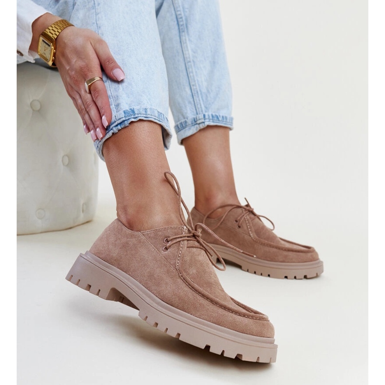 Klassische Keiko-Schuhe aus dunkelbeigem Wildleder 1