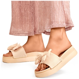 Beige Damenhausschuhe mit Schleife auf dicker Sohle 1