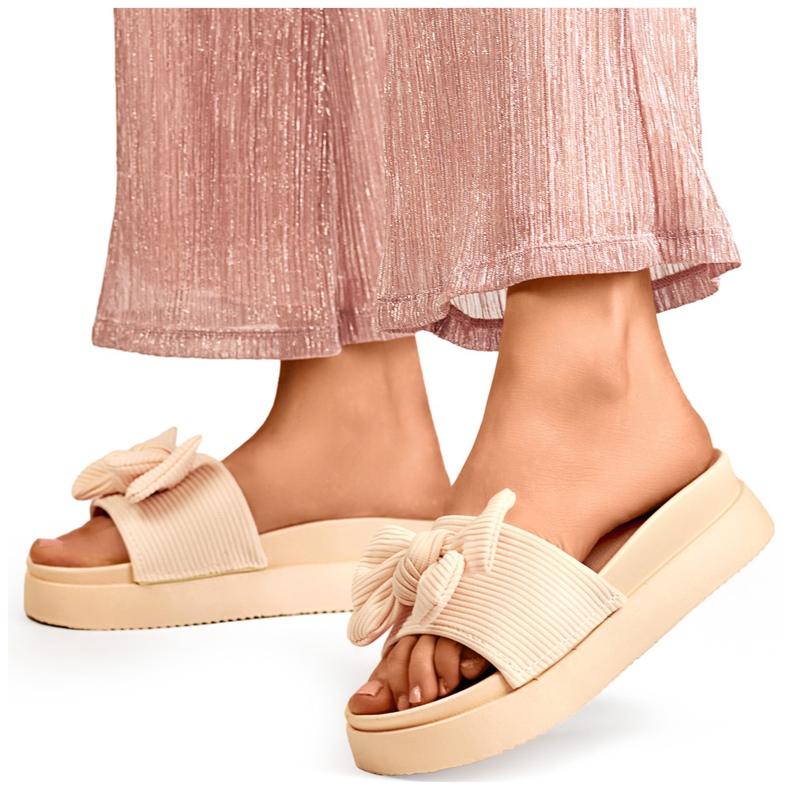 Beige Damenhausschuhe mit Schleife auf dicker Sohle 1