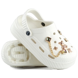 Weiße Flip-Flops mit dicker Sohle und Verzierungen 1